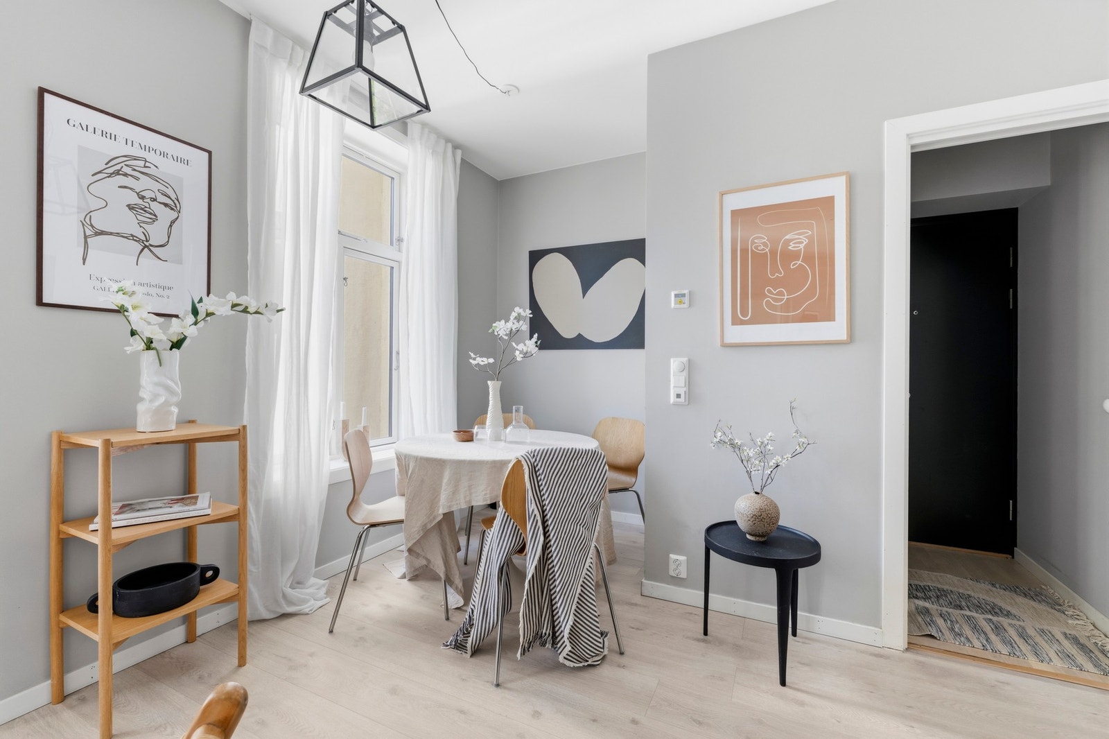 Det er gode møbleringsmuligheter i stuen, med plass til sofamøbler med tilhørende stuebord, spisebord, TV-løsning, eller annet ønskelig møblement. Galleribilde