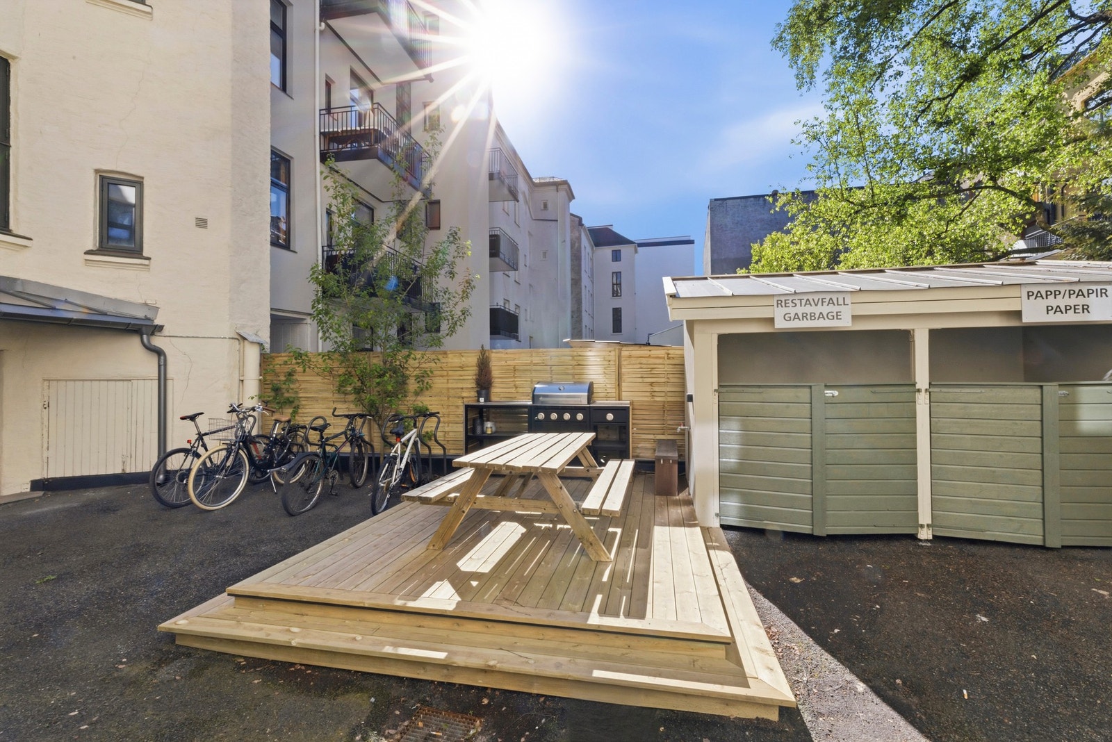 Hyggelig bakgård med sitteplasser. Galleribilde