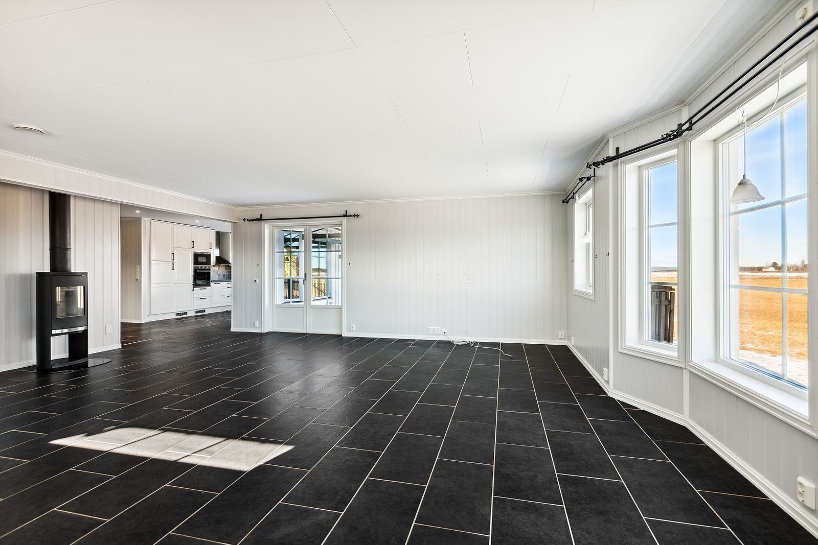 Stor stue meg gode møbleringsmuligheter Galleribilde