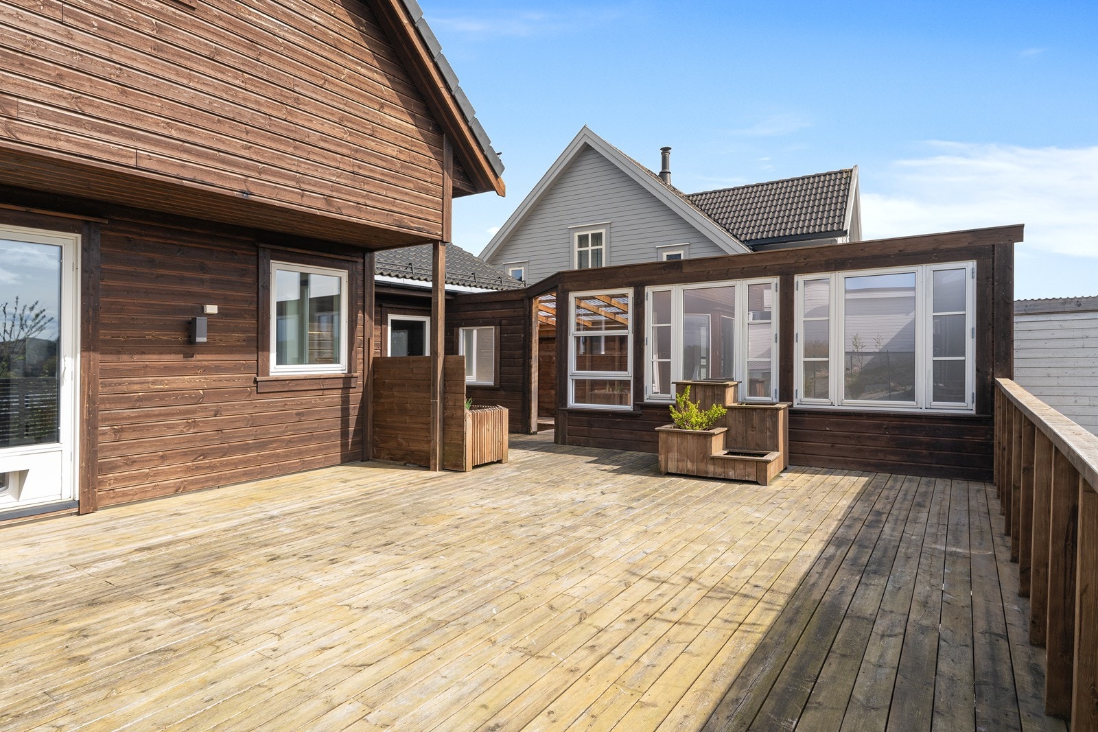 Fra stuen er det utgang til en stor terrasse og flott uteområde med gode solforhold. Galleribilde