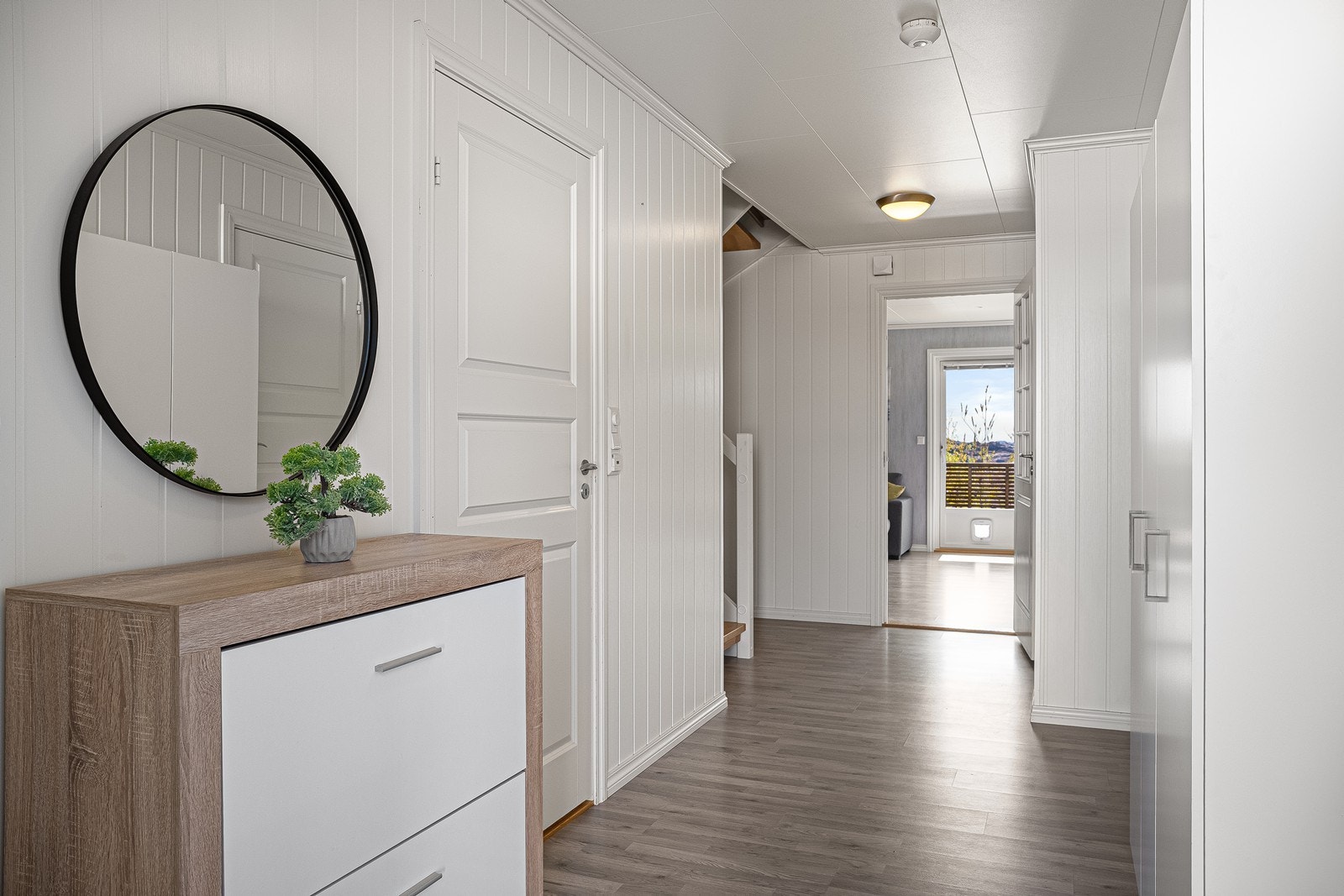 Boligen har en praktisk og familievennlig planløsning. I første etasje finner man en romslig entré/gang med god plass til oppbevaring og yttertøy. Galleribilde