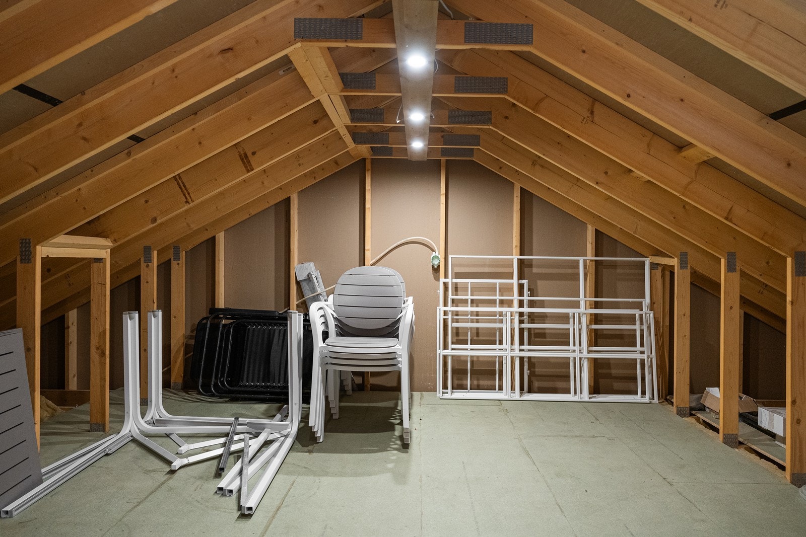 Loft over garasjen gir ekstra oppbevaringsplass eller kan benyttes som hobbyrom, avhengig av behov og bruk. Galleribilde