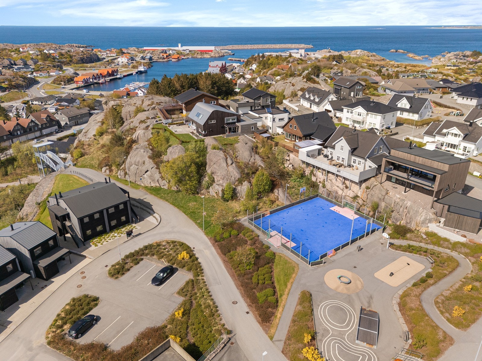 Å bo i Sirevåg gir nærhet til flott natur og gode rekreasjonsmuligheter året rundt. I området finner man en av Norges mest kjente sandstrender. Galleribilde
