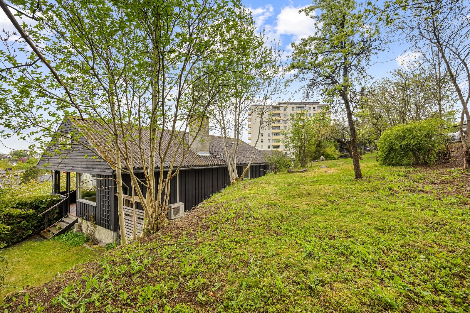 Tomten har i likhet med huset et stort potensial. Galleribilde