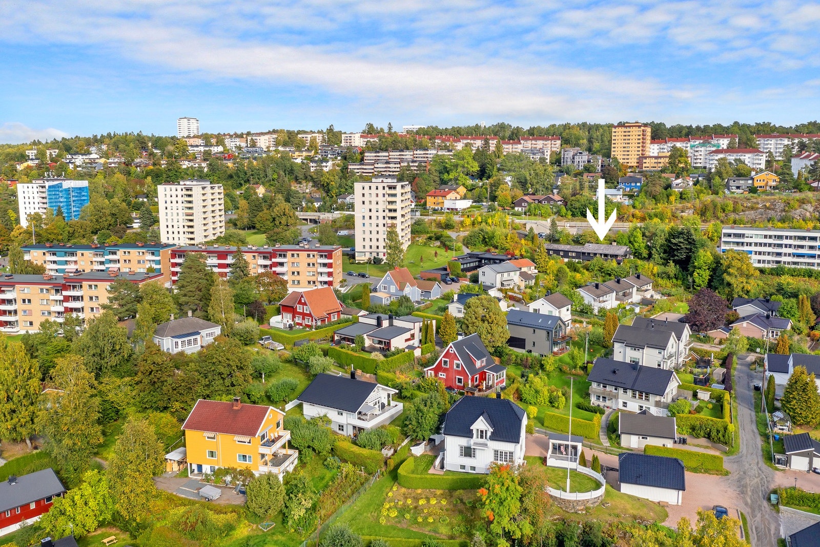 Beliggenheten er meget attraktiv, i trygge og rolige omgivelser med kort gangavstand til flotte turmuligheter i Østmarka og umiddelbar nærhet til turveier langs Østensjøvannet. Galleribilde