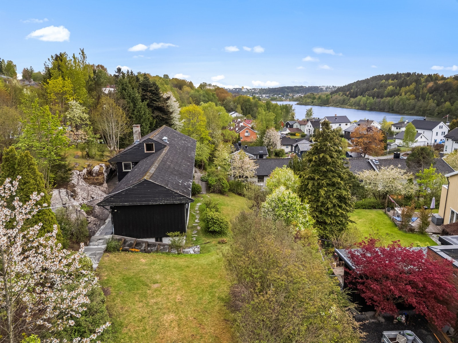 Skappels vei 11 er en unik og flott eiendom med et stort potensial og flere muligheter. Galleribilde