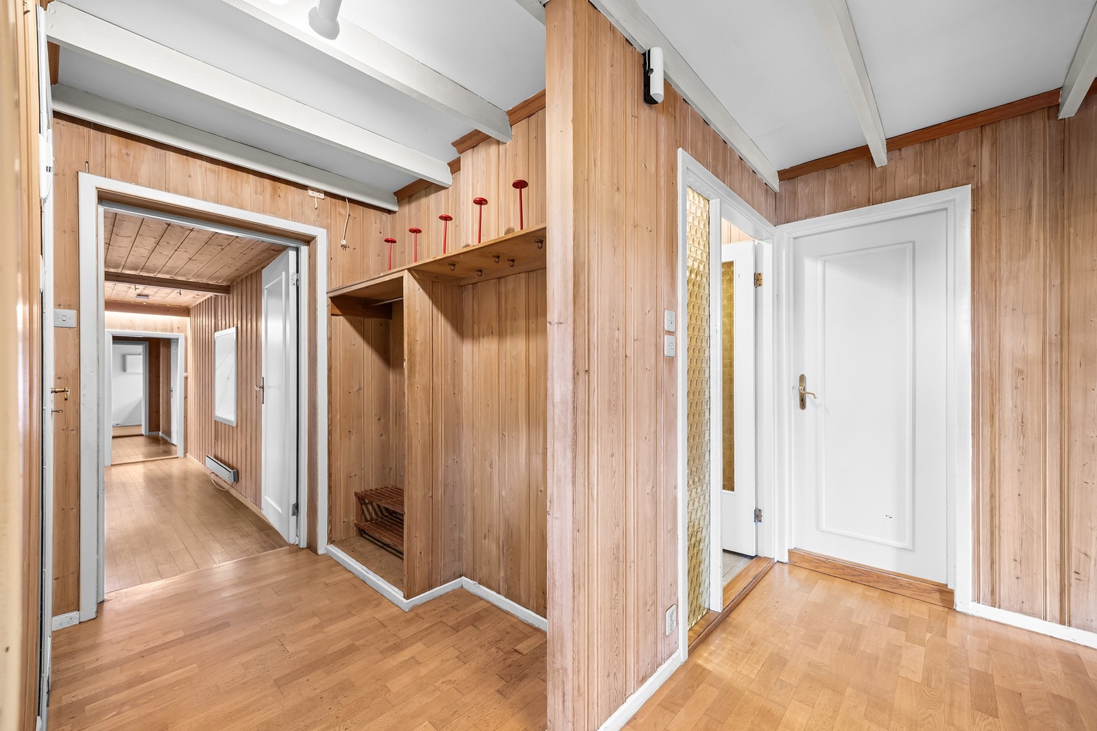1. etasje består av entré, gang, wc, bad, vaskerom, kjøkken, stue, mellomgang og hele fire soverom. Galleribilde