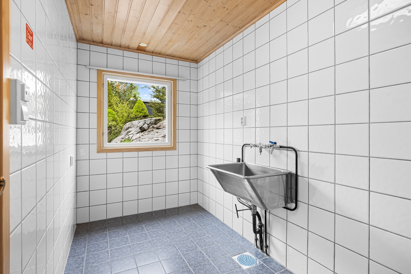 Vaskerommet er helfliset, utstyrt med varmekabler og utslagsvask. Galleribilde