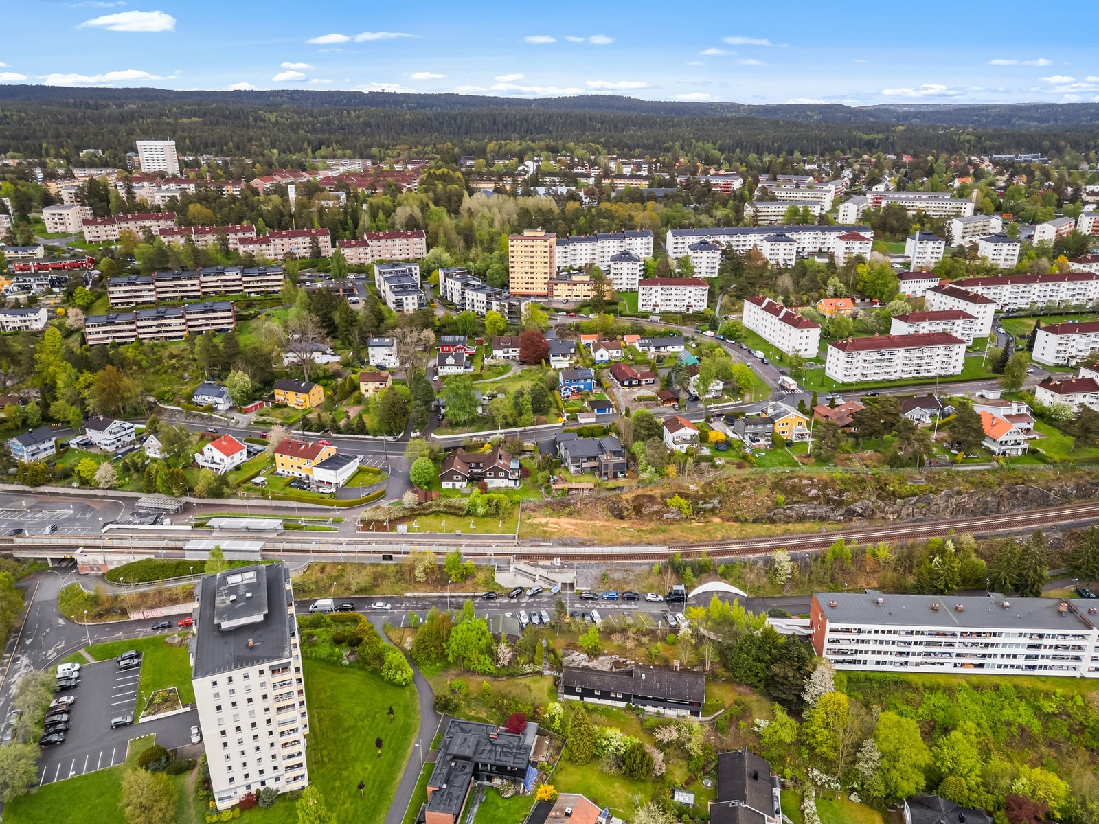 Sentral beliggenhet med umiddelbar nærhet til Skøyenåsen T-bane. Det er også gangavstand til Østmarka som ruver i bakgrunnen. Galleribilde