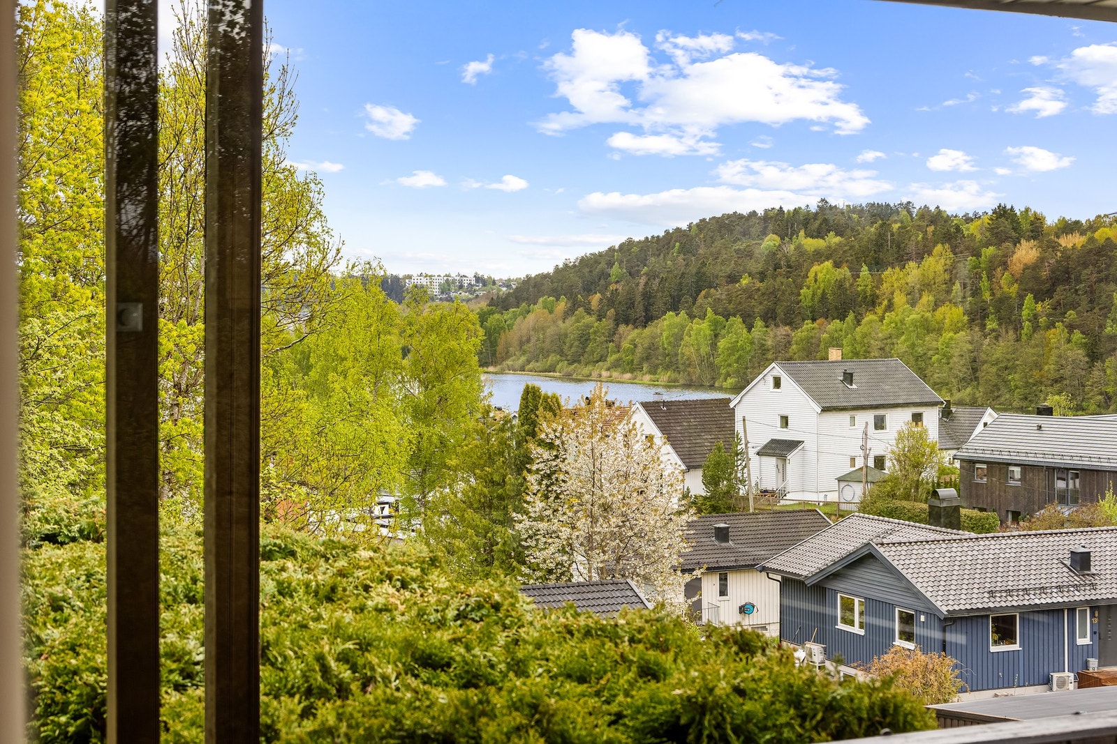 Boligen ligger høyt og fritt til på en flott eiendom med gode solforhold og fin utsikt mot Østensjøvannet. Galleribilde