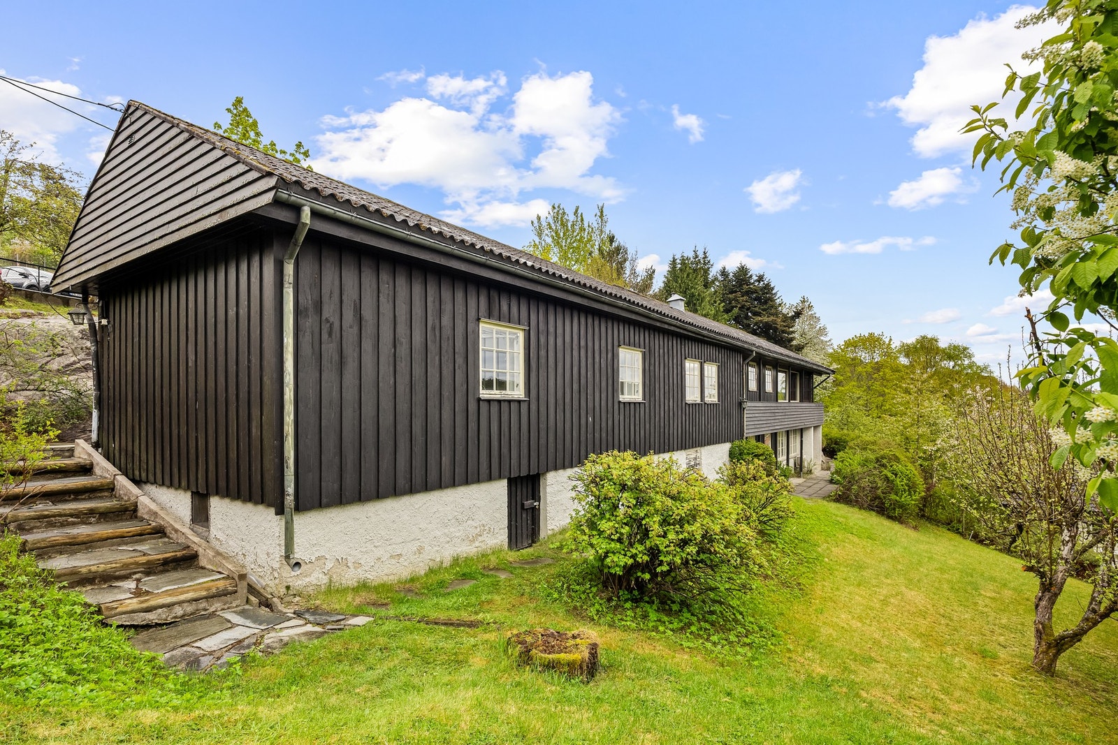 Særegen enebolig med en av de større tomtene i området. Galleribilde
