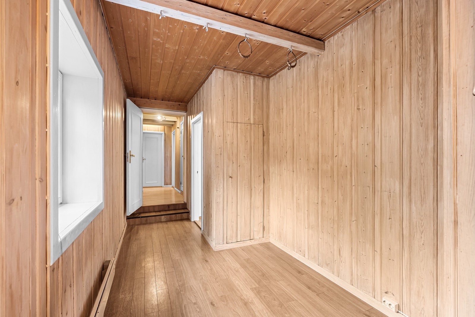 Fra en mellomgang går vi videre til soverommene, som ligger i egen fløy i den originale delen av huset. Galleribilde