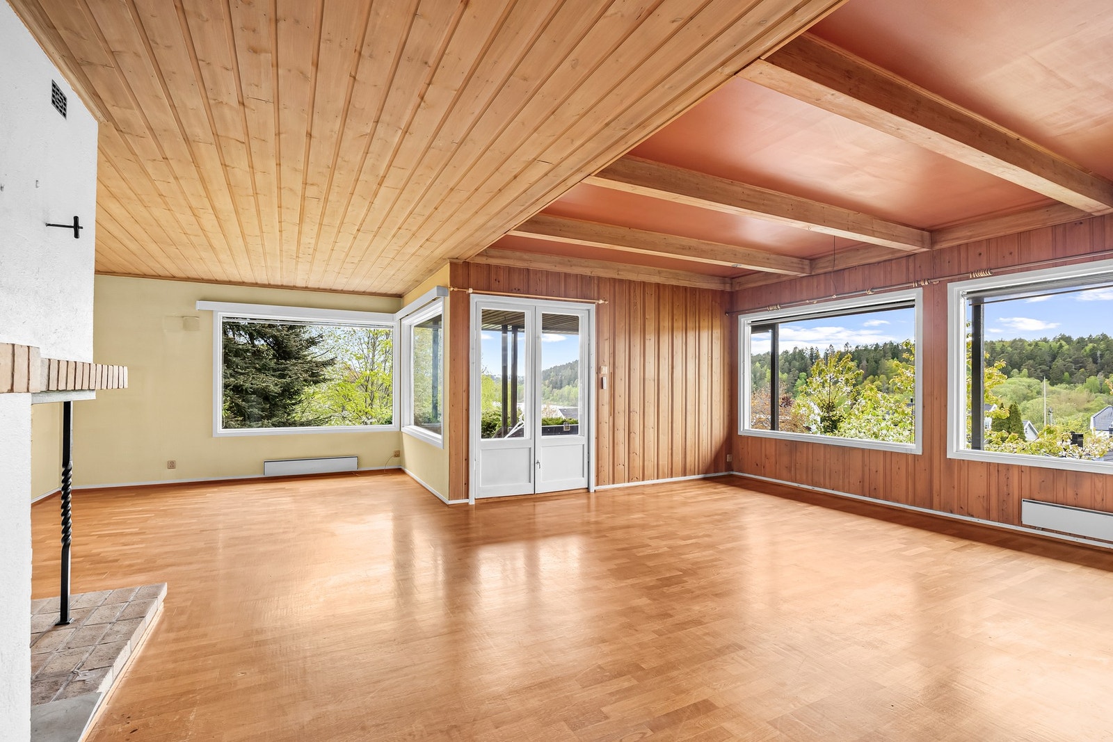 Boligen har behov for modernisering, men har bla. dobbelgarasje, godkjent hybel med gode leieinntekter og et stort potensial. Huset er opprinnelig fra 1924 og er tilbygget med denne delen i ca. 1966. Galleribilde