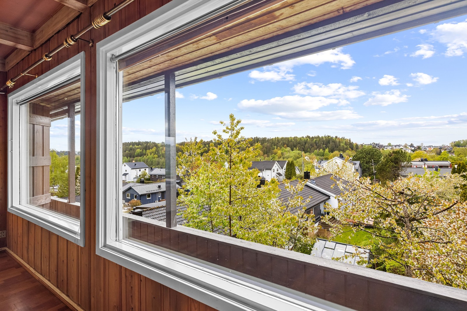 De store vindusflatene gir en god romfølelse og fint utsyn. Galleribilde