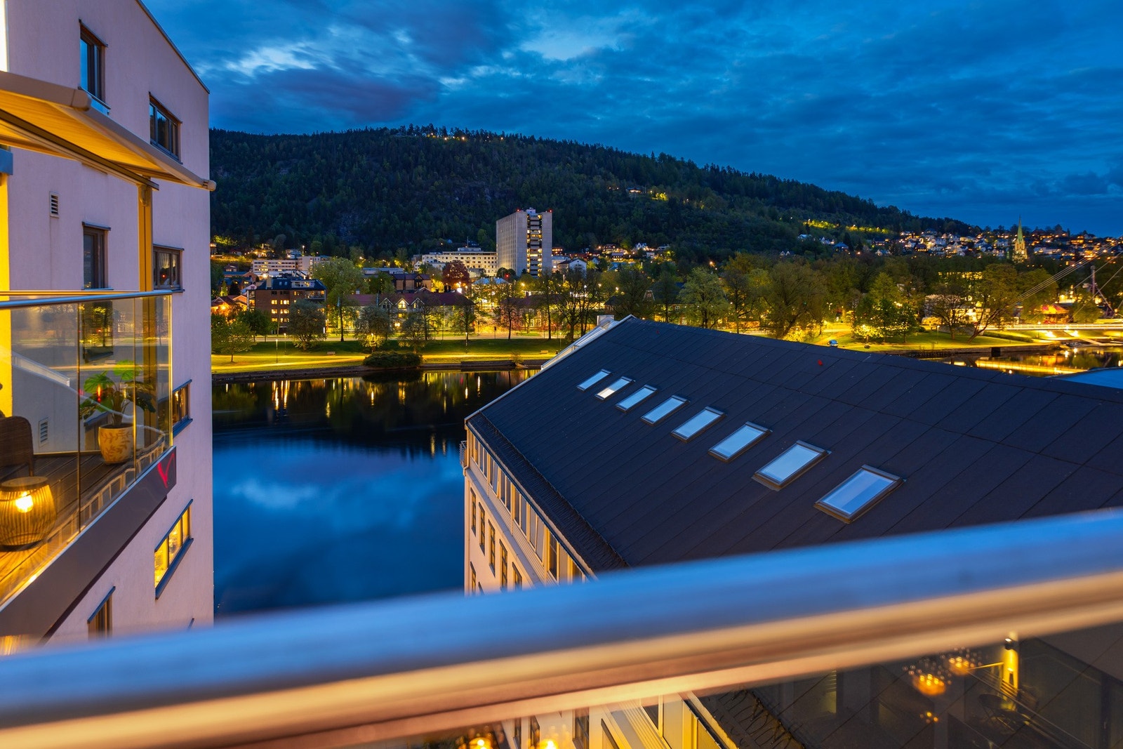Fra egne balkonge rhar du god utsikt over Drammenelva Galleribilde