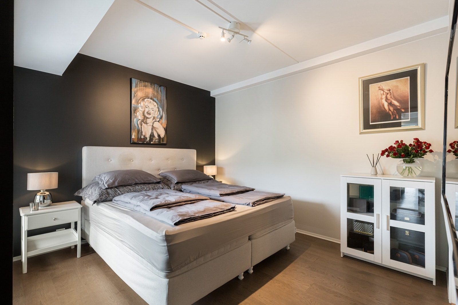 Her har du god plass til dobbelseng og andre oppbevaringsmuligheter Galleribilde