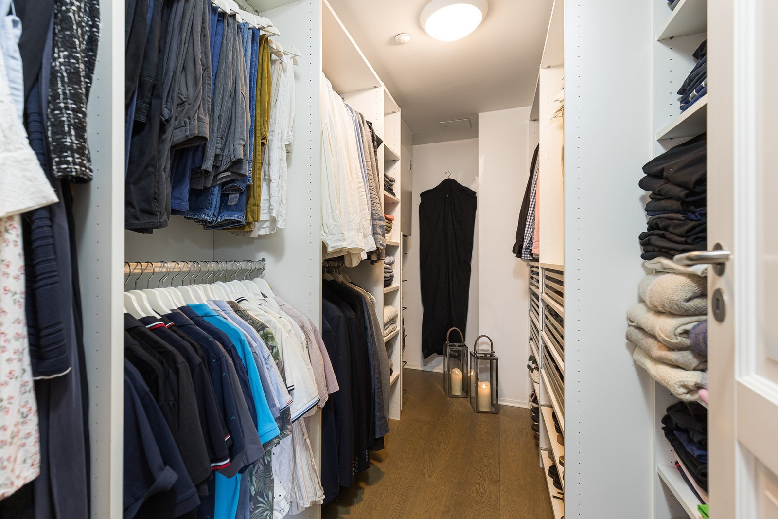 Stort walk-in-closet med gode oppbevaringsmuligheter Galleribilde