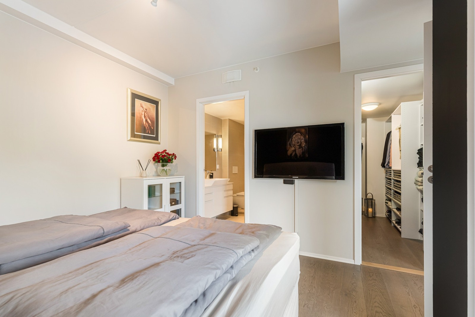 Rommet har eget bad og walk-in-closet Galleribilde