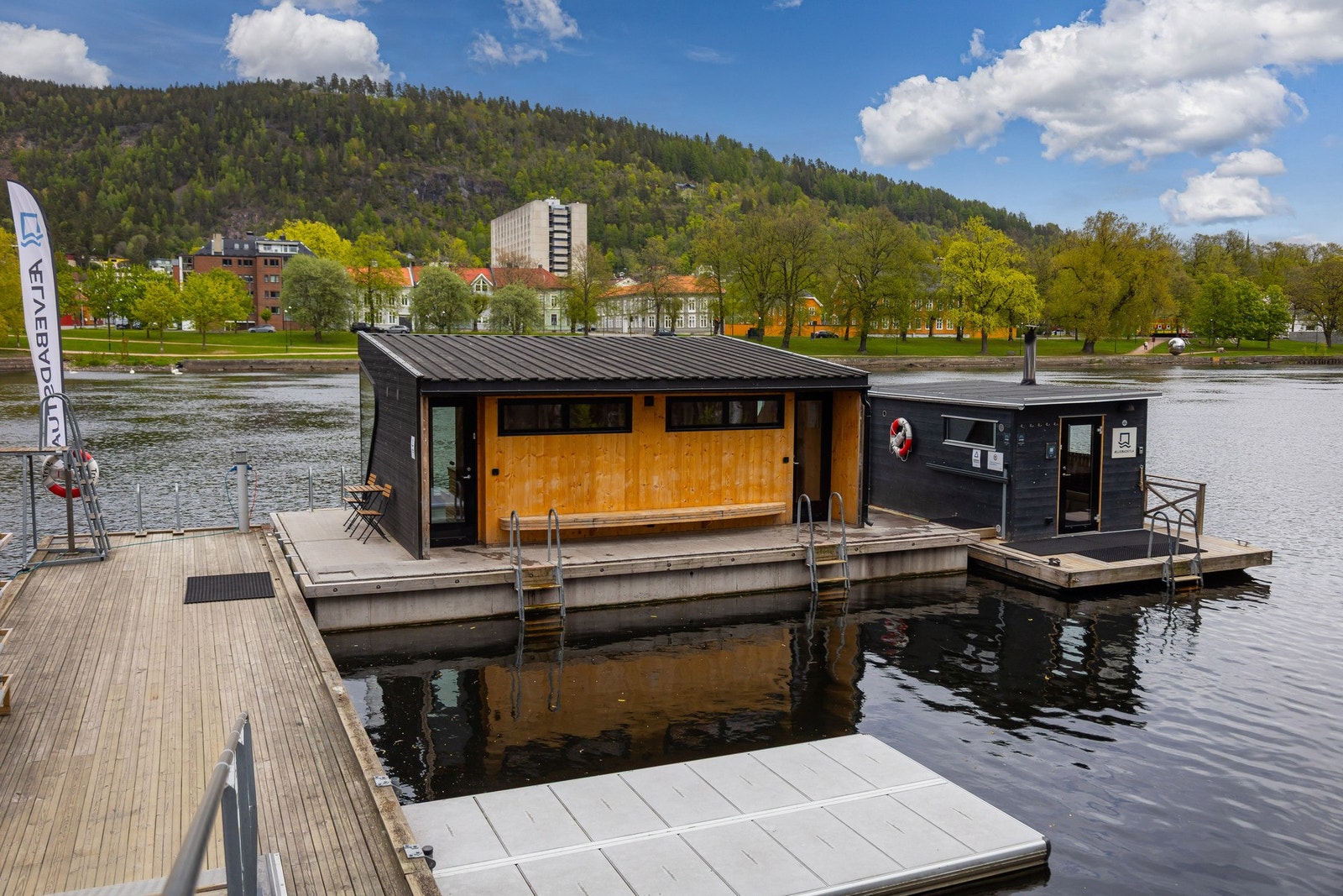 Badstue med utsikt over drammenelva er blitt en populær aktivitet Galleribilde