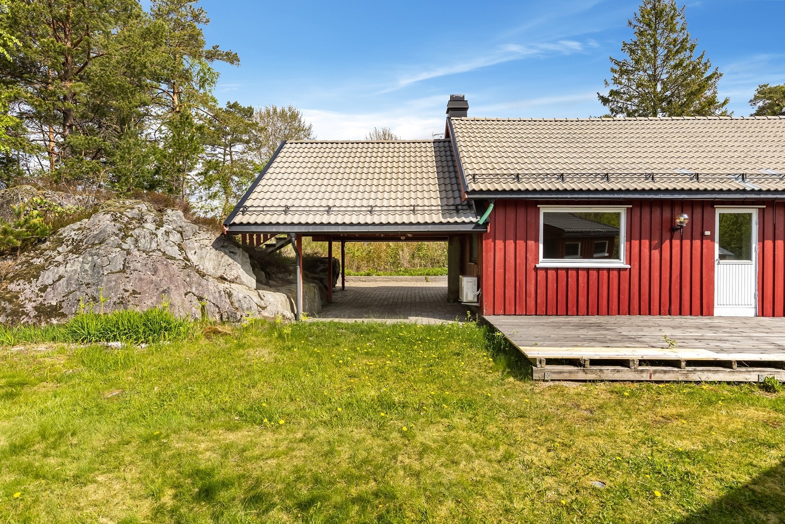 Tilbygget er utstyrt med carport. Galleribilde
