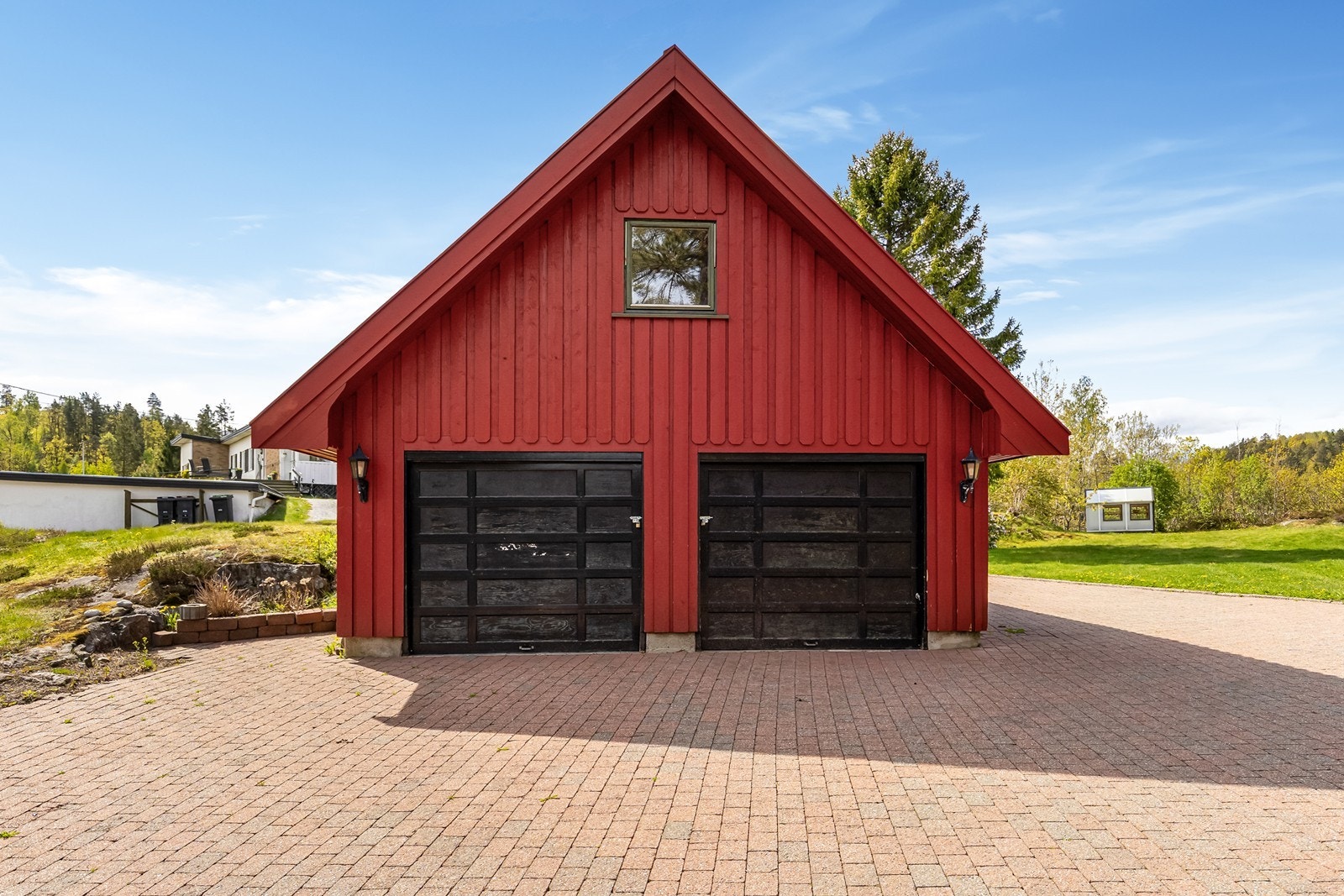 Stor dobbel garasje med loft. Galleribilde
