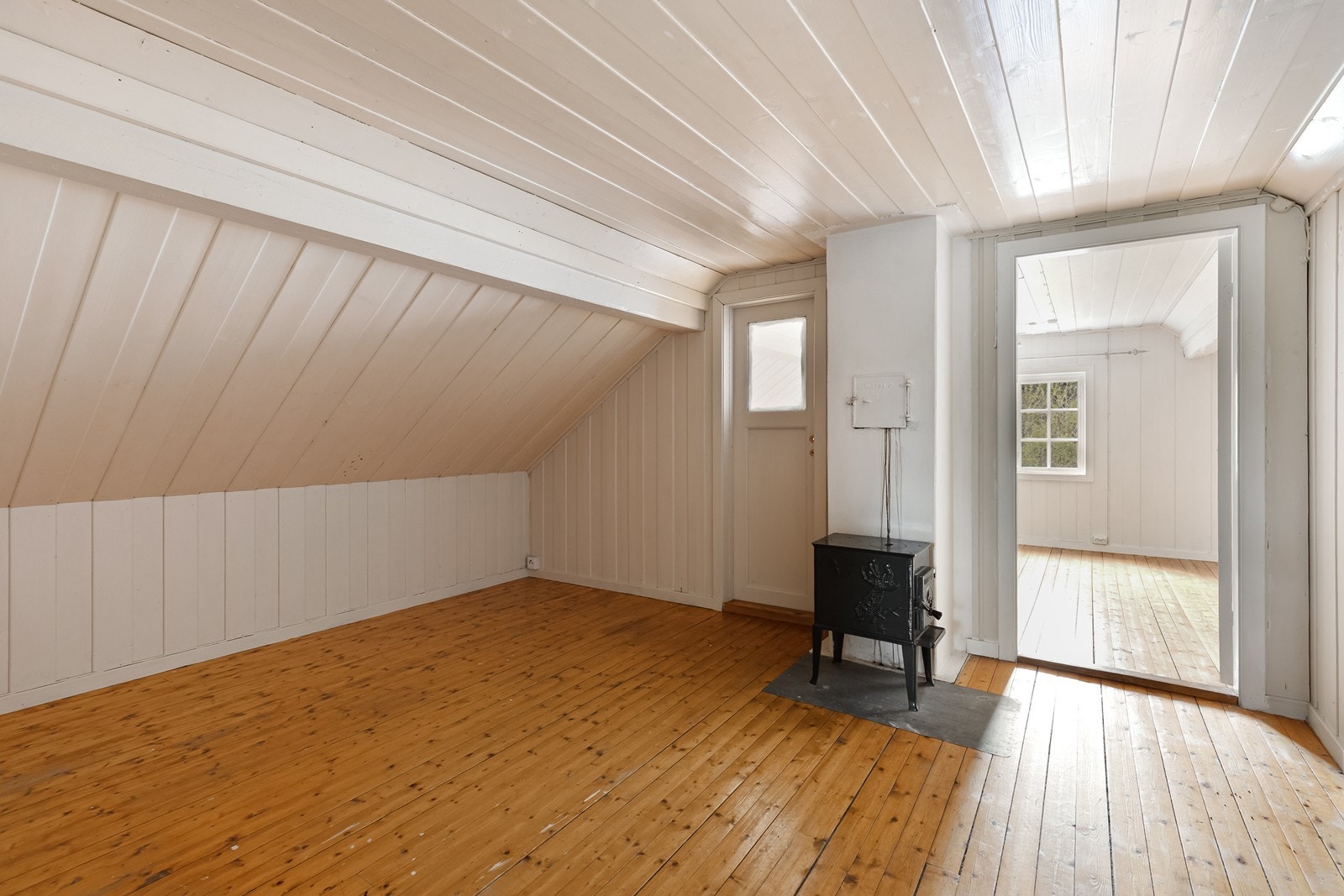 Soverom nummer to i 2. etasje med peis. Galleribilde