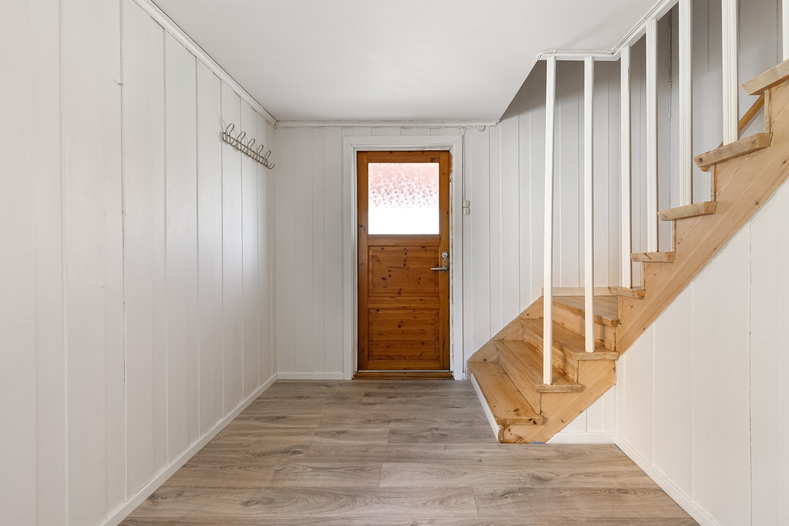 Romslig gang med plass til alt man trenger. Galleribilde