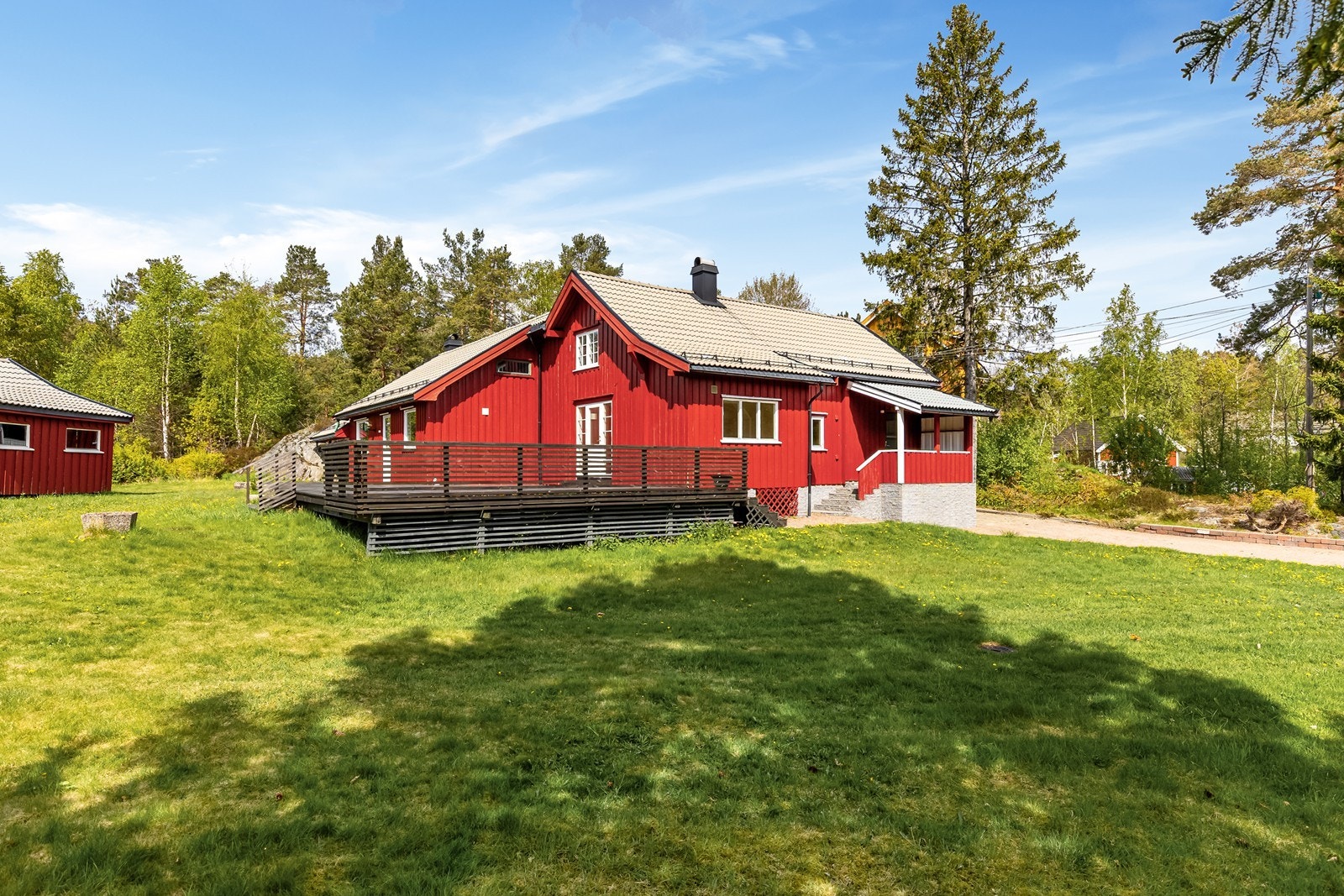 Boligen er innholdsrik både med stor tomt, og på innsiden. Galleribilde