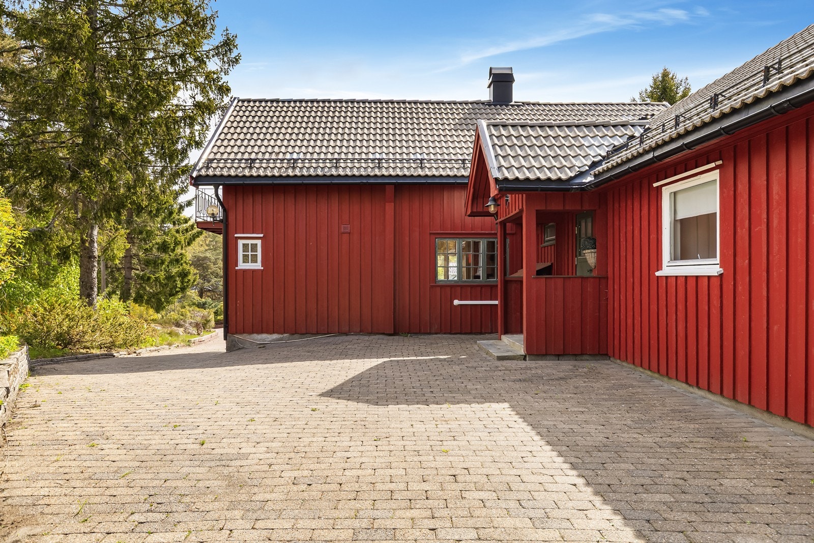 Boligen har et tilbygg med bad, kjøkken og soverom. Denne er ikke formelt søkt om hos kommunen som en leilighet, og dermed ikke godkjent for varig opphold. Galleribilde