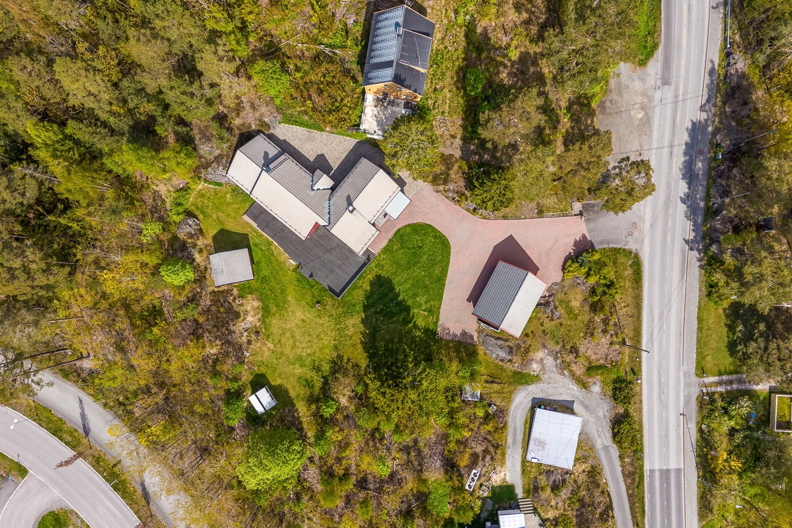 Dronefoto over tomt. Galleribilde
