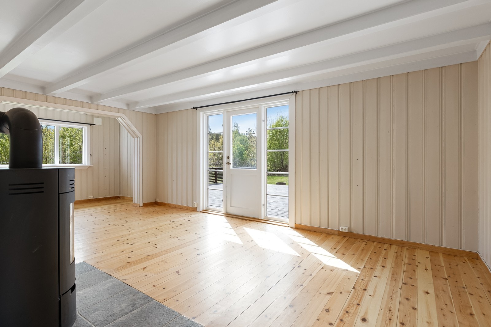 Velkommen inn i stua. Med peis smart plassert for de kaldere dagene, og utgang til veranda for de varmere dagene! Galleribilde