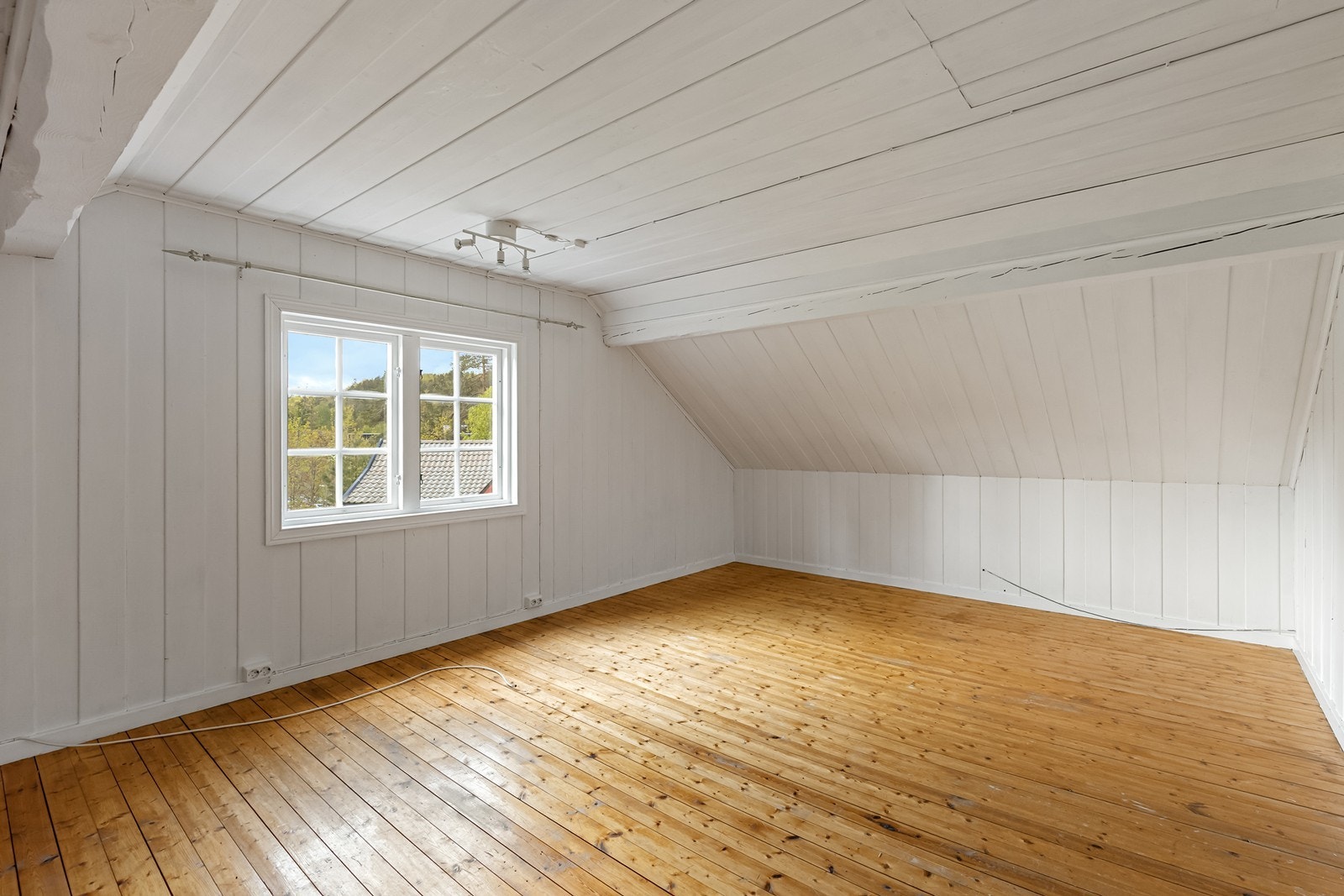 Soverom i 2. etasje med god plass til tilleggsmøblement. Galleribilde