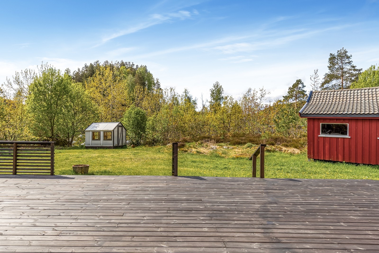 Nyt late sommerdager på en stor tomt. Masse plass å boltre seg for hele familien. Galleribilde