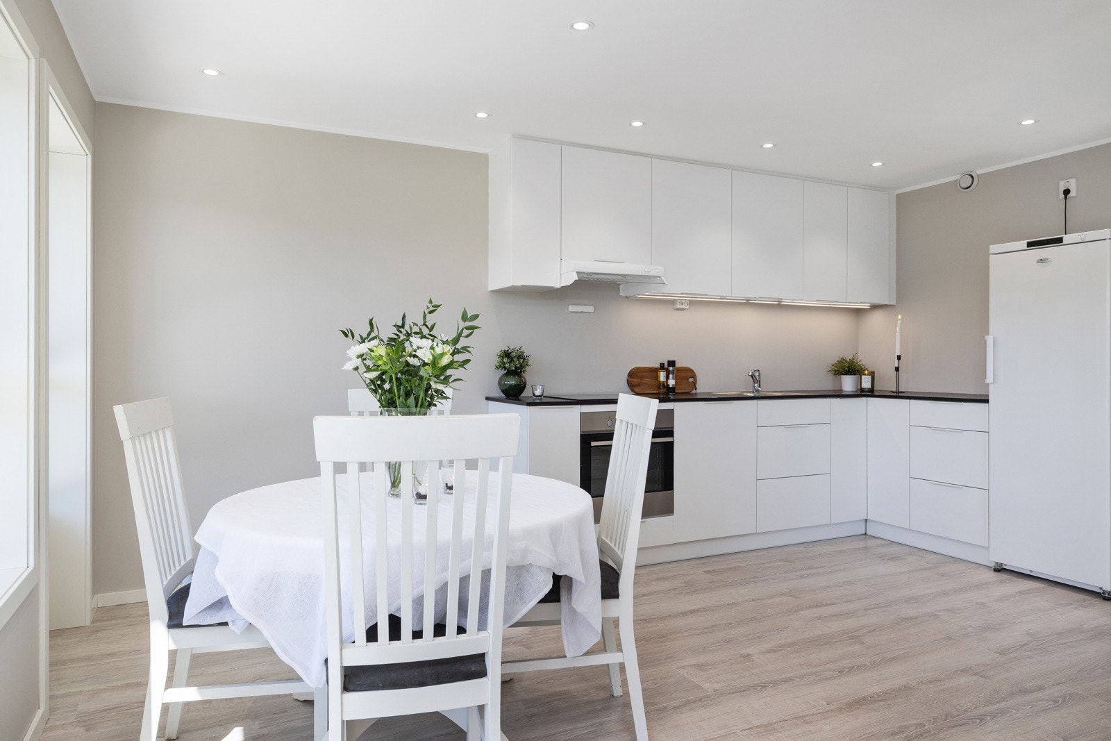 Lyse overflater og downlights gir et romslig og moderne utrykk Galleribilde
