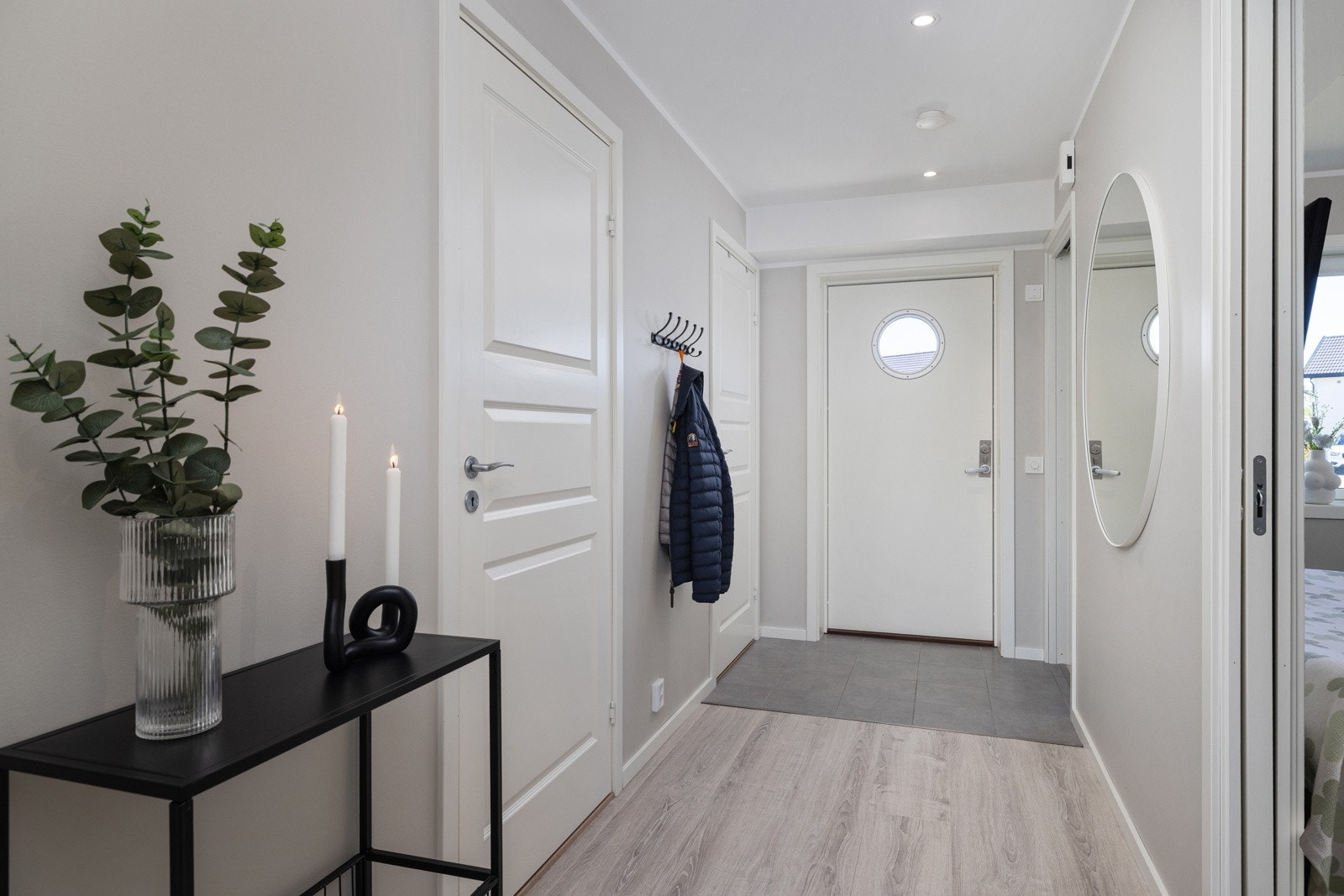 Velkommen inn i det romslige inngangspartiet! Galleribilde