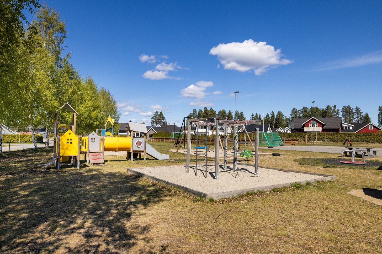 Lekeplass på Almemoen. Galleribilde
