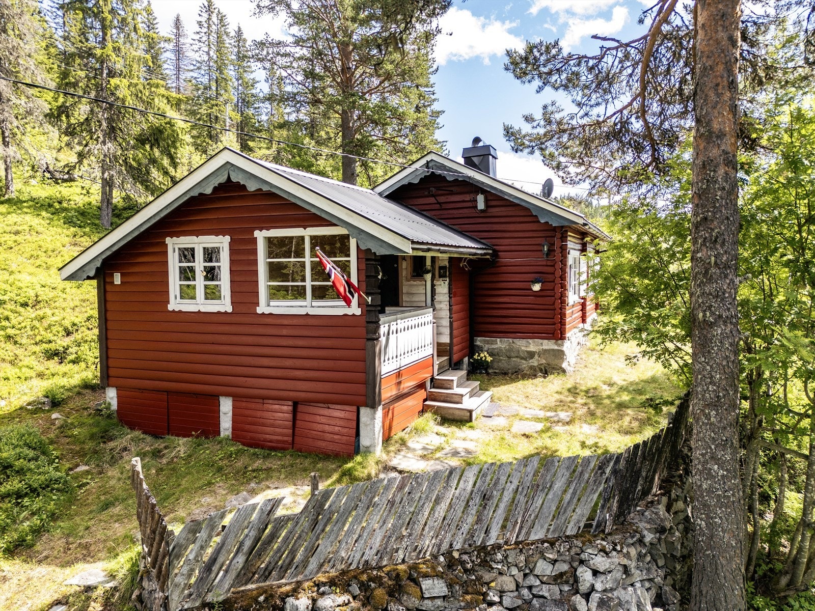 Tomten er en skrånende naturtomt. Galleribilde