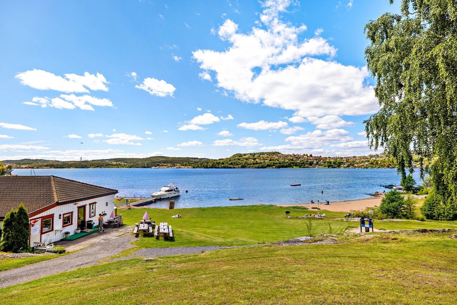 Røra badeplass med sommeråpen kafè. Stranden fikk terningkast 6 i avisa Varden sommeren 2024 Galleribilde