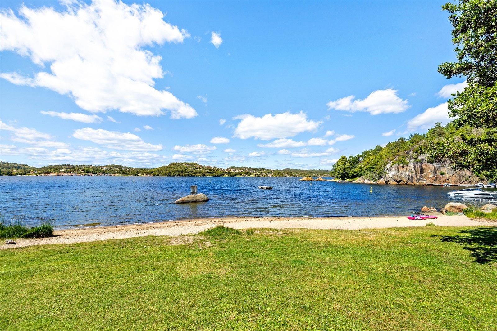 Brønstad badeplass i umiddelbar nærhet. Her er det lang grunne og fin sandstrand. Meget familievennlig! Galleribilde