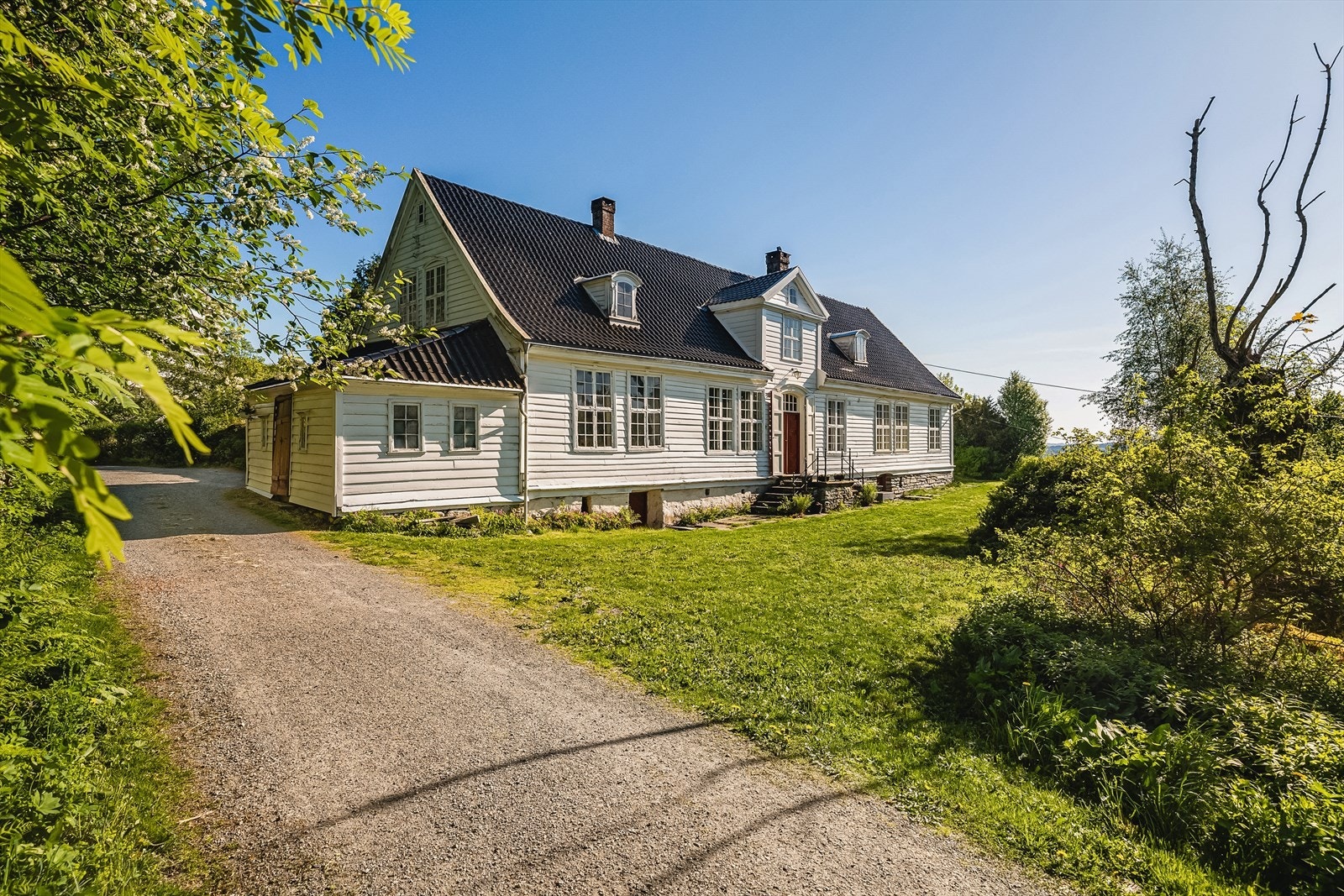 Enkel tilkomst via grusvei samt gode parkeringsmuligheter. Galleribilde