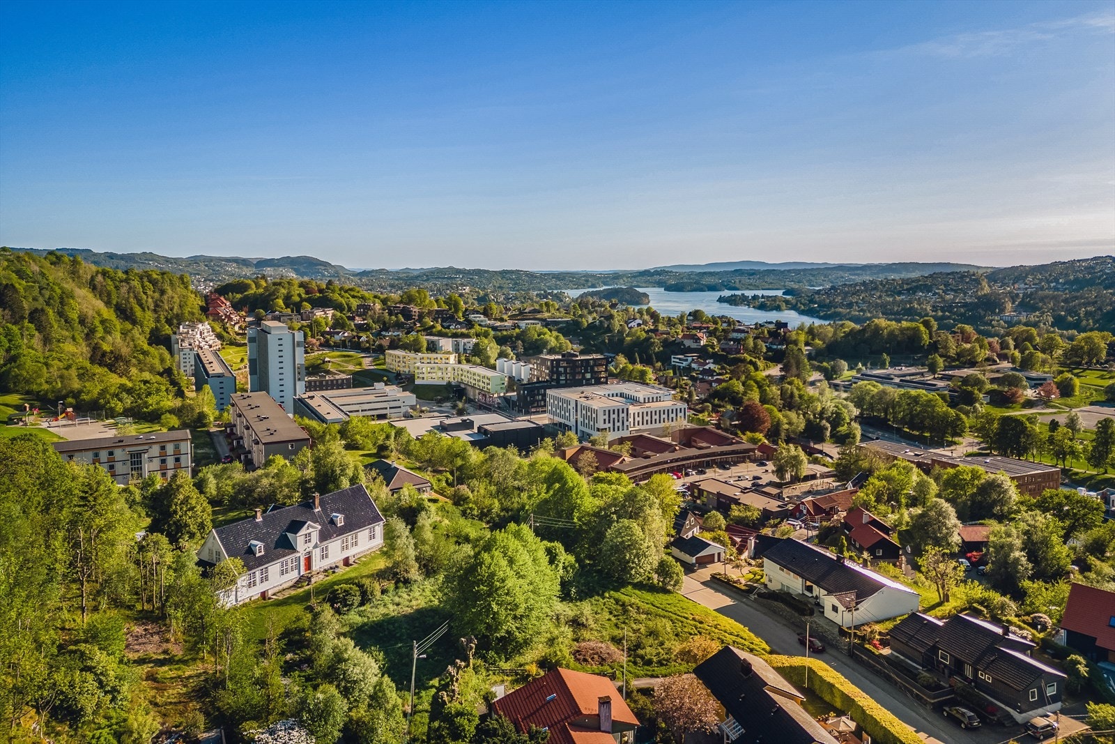 Eiendommen har en nydelig tomt beliggende på en liten høyde med rause og velholdte utearealer med fantastiske solforhold og en nydelig utsikt utover nærområdet. Galleribilde