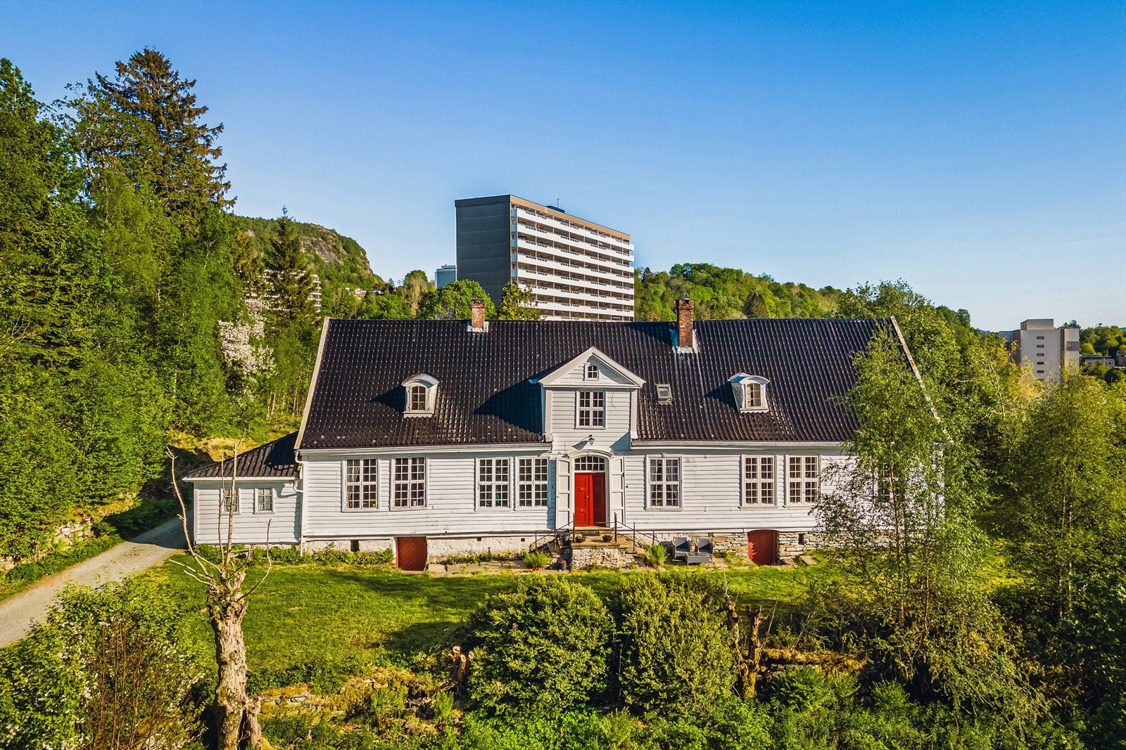 Eiendommen omfattes av hovedbygning, uthus, vognskjul og en særdeles vakker hage. Galleribilde