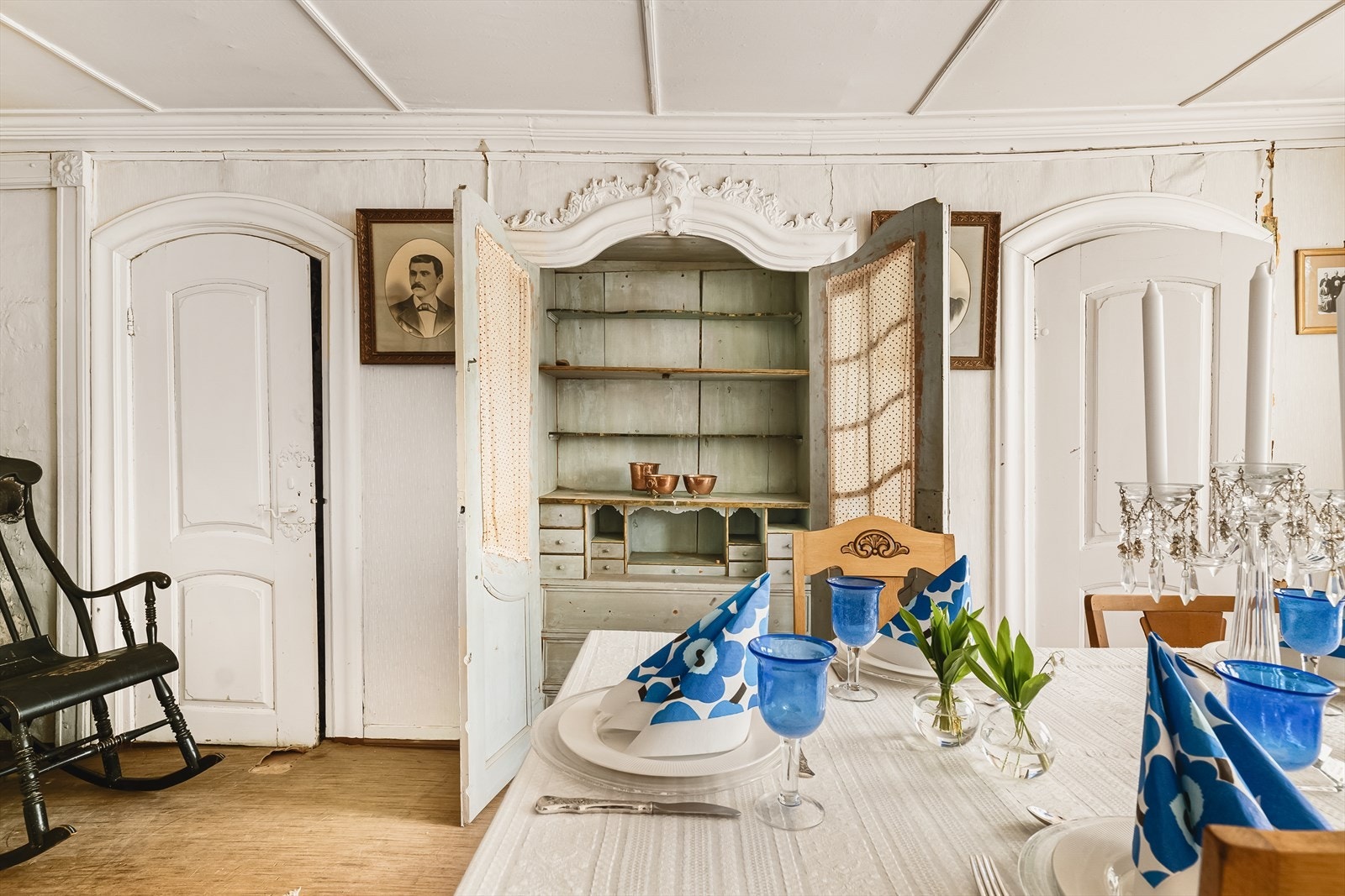 Innebygd skap med lekre, originale detaljer. Galleribilde