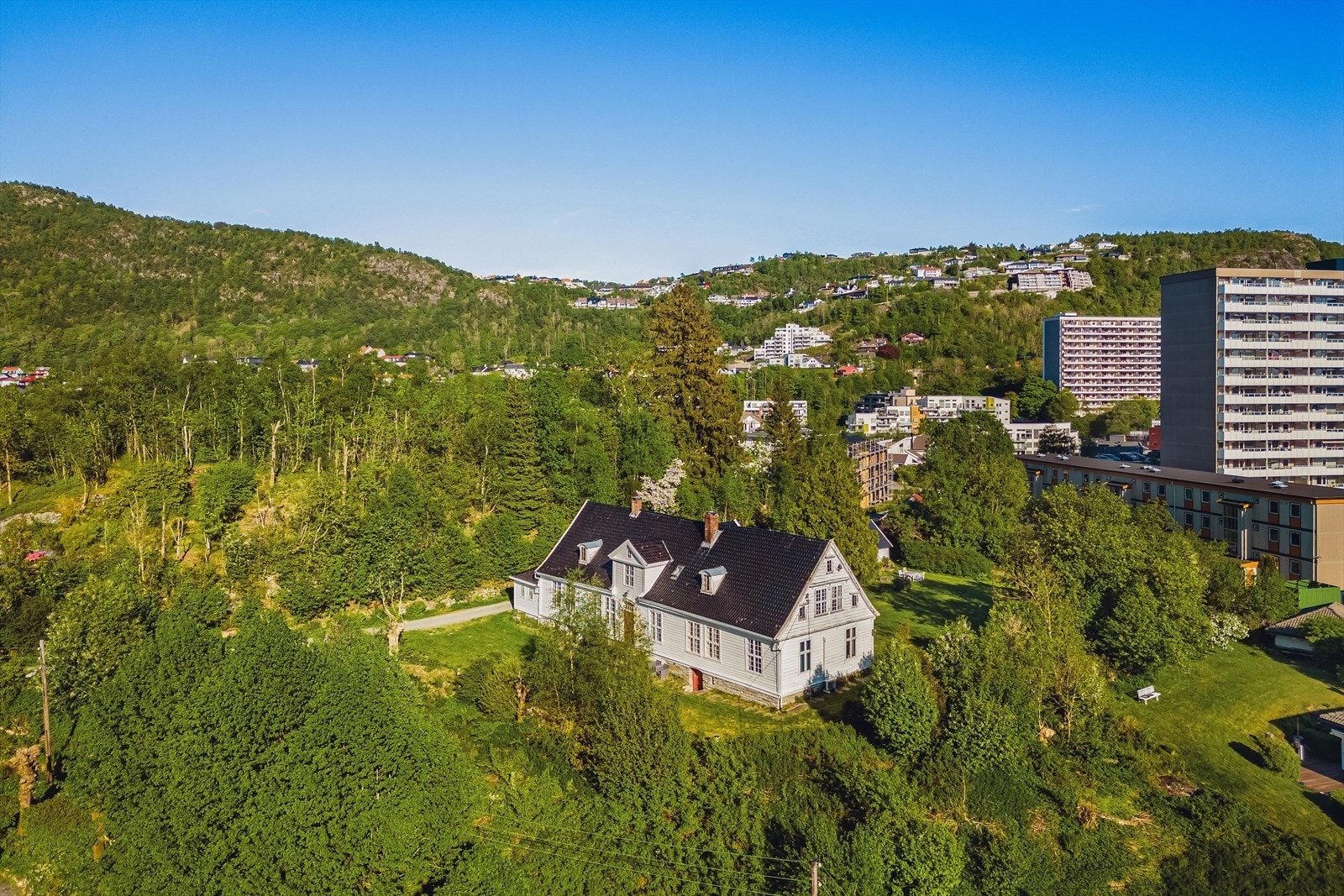 Området er veletablert og urbant med både eldre og erværdig bebyggelse, samt nye og moderne leilighetskomplekser. Galleribilde