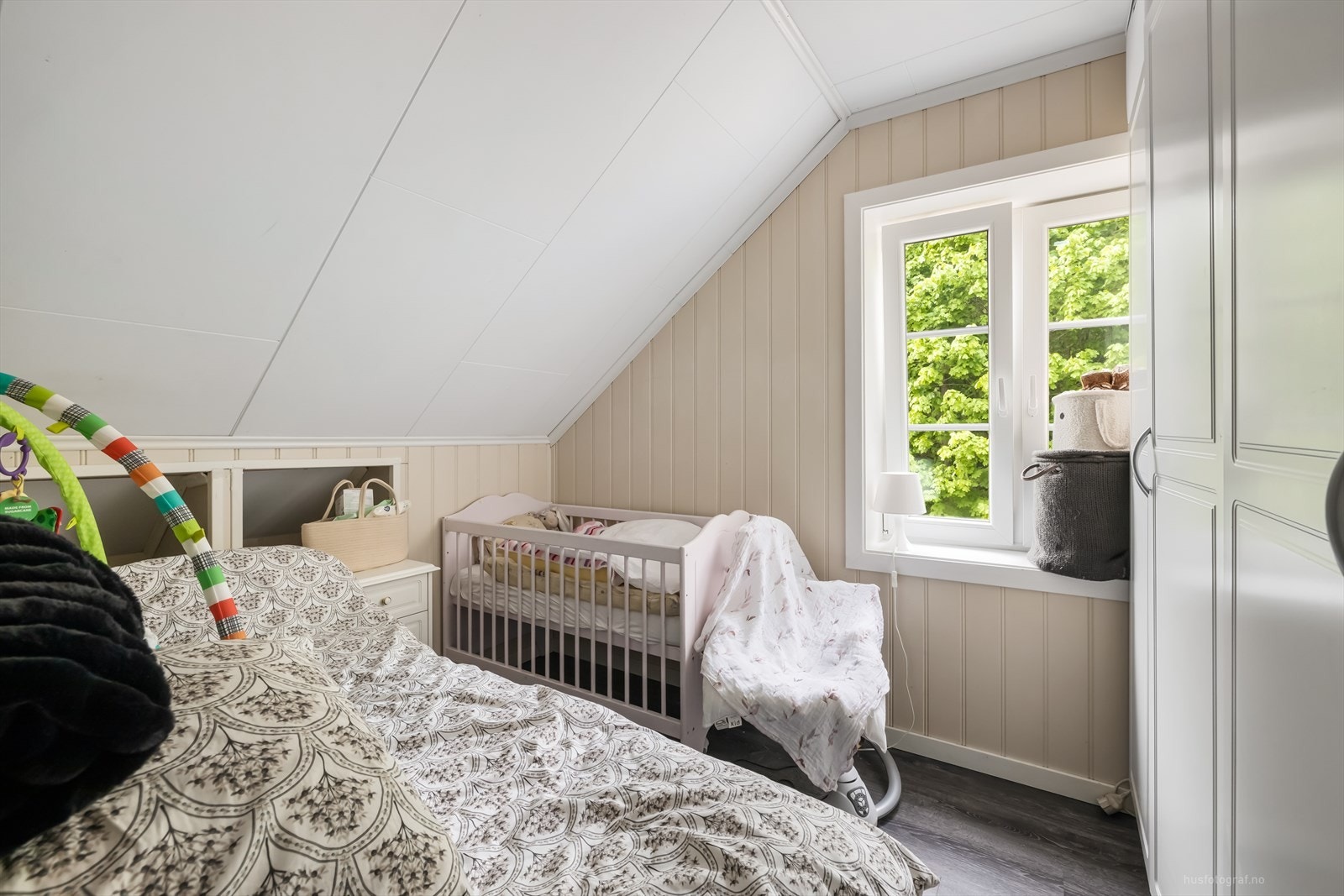 Hybelen har en romslig løsning for en liten familie med 2 soverom og en romslig stue med åpen løsning mot kjøkkenet. Galleribilde
