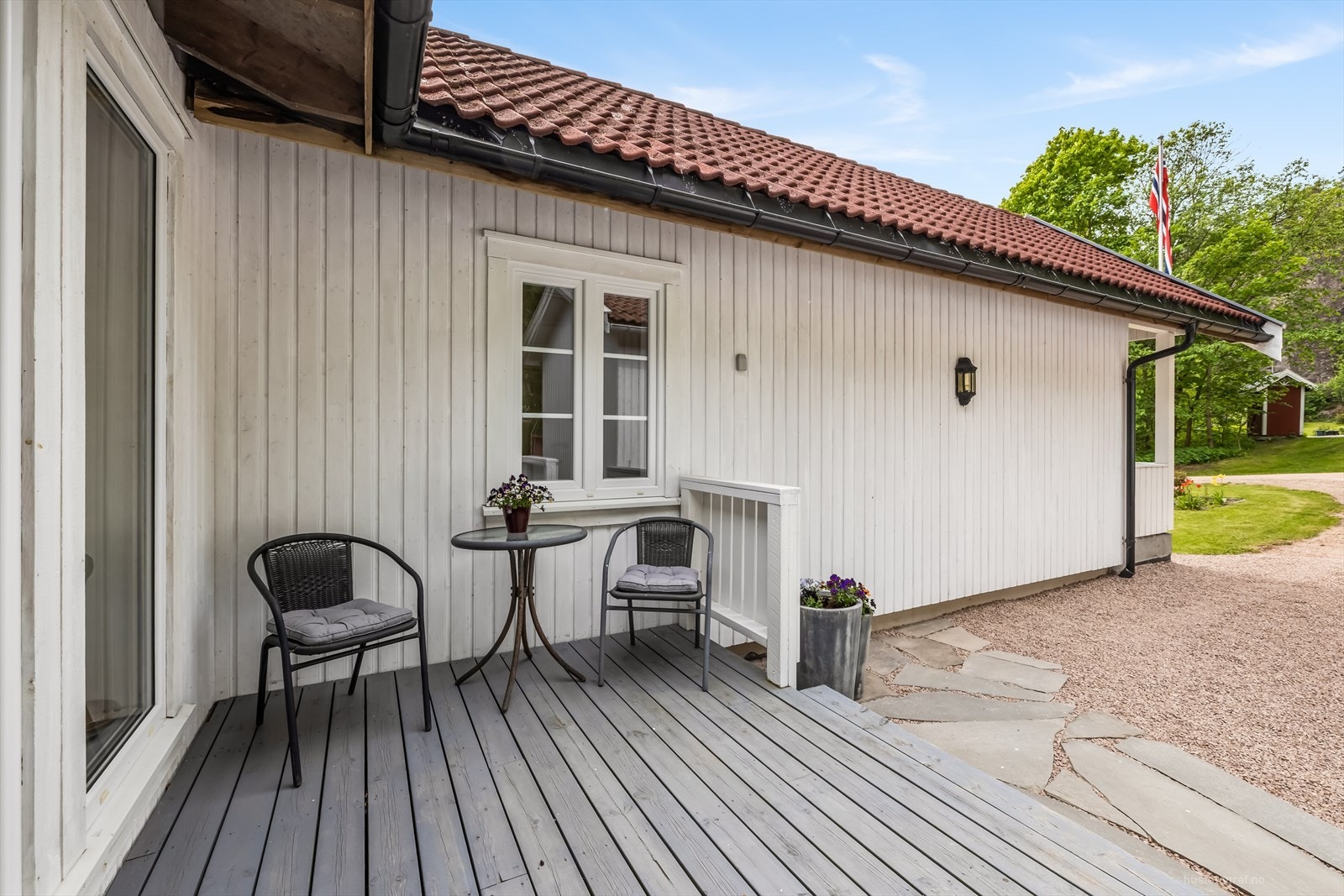 Det er rom for en liten sittegruppe ved inngangspartiet til boligen. Galleribilde