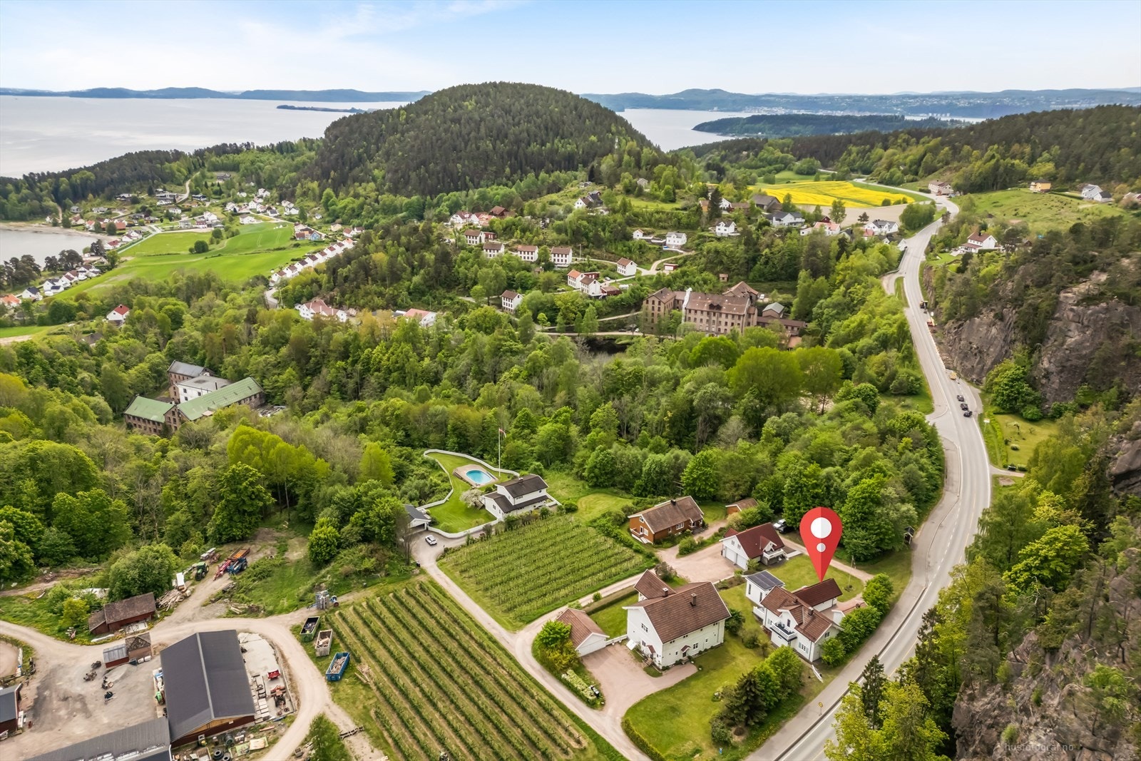 Velkommen til Strømmveien 709, en romslig enebolig på ca. 400 m² BRA med godkjent utleiedel og stor dobbelgarasje på 71 m² (over 3 meter takhøyde). Galleribilde