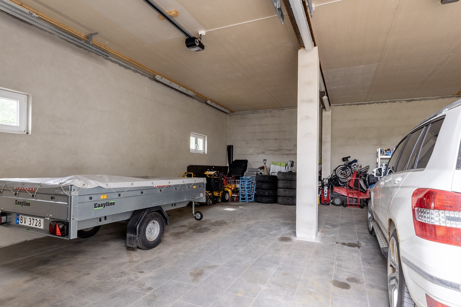 Stor dobbelgarasje på ca 71 m², over 3 meter takhøyde! Galleribilde