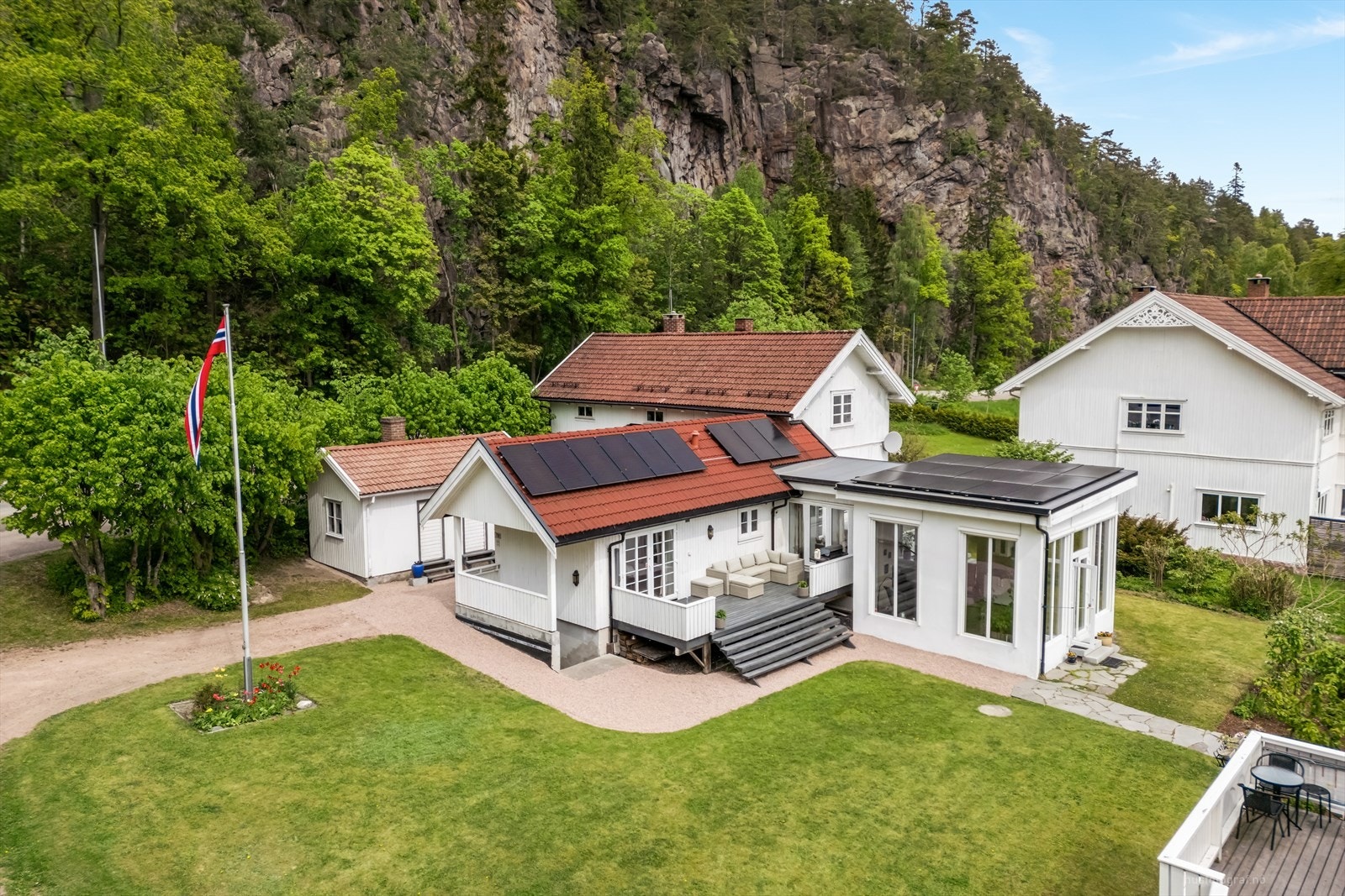 Stor enebolig med utleiedel, dobbelgarasje med 3 meter takhøyde og bergvarme. Attraktiv beliggenhet i Svelvik/ Berger. Galleribilde