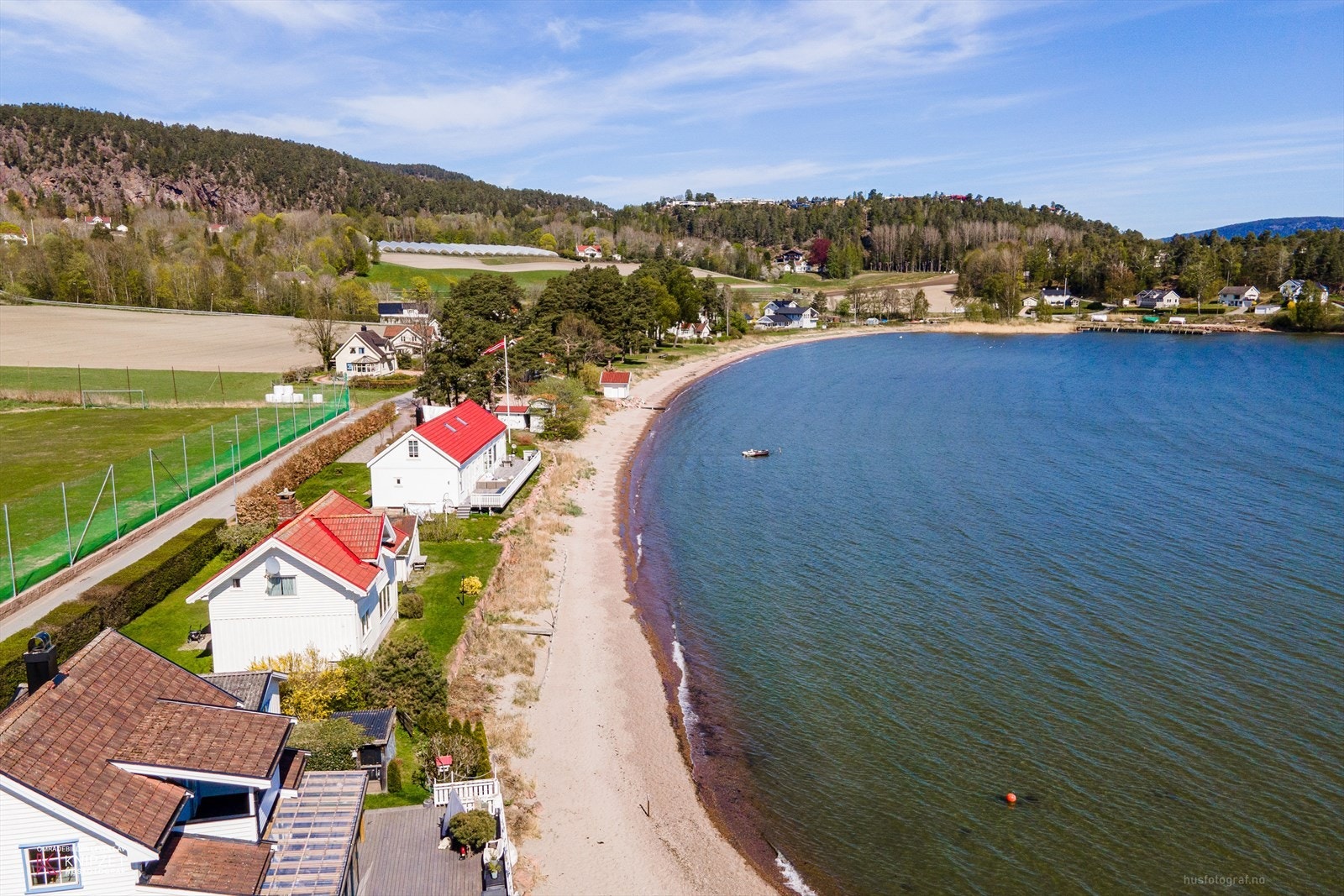 Blindsand badeplass er en barnevennlig, langgrunn sandstrand hvor alt ligger til rette for fine sommerdager. Kun et par minutters gange fra eiendommen. Galleribilde